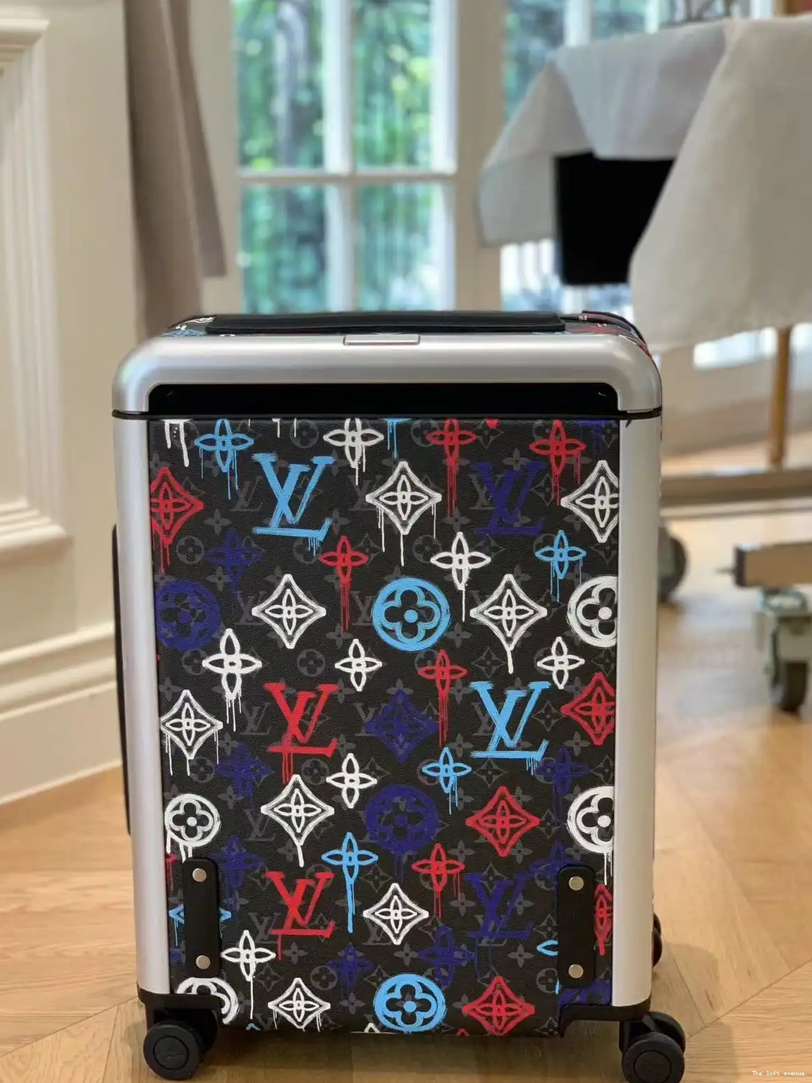 CABIN CUSTOM 55 GRAFFITI HORIZON 37L SUITCASE 0606